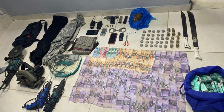 Apresan dos personas en Montecristi con droga, arma de fuego ilegal, miles de pesos, entre otros objetos