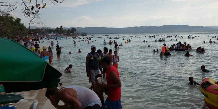 Miles acuden a playas del noroeste en el día del Trabajador