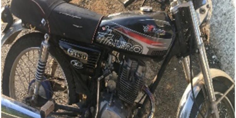 Apresan hombre con revólver ilegal y motocicleta sin placa acusado de presunto robo en vivienda de Valverde