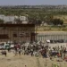Migrantes que buscan asilo en EEUU acampan en cruce fronterizo en Tijuana