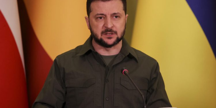 Zelenski agradece a Von der Leyen en Kiev la ayuda en munición para su artillería