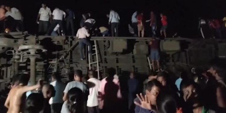 Suben a 120 los muertos y 800 los heridos en un choque entre trenes en el este de India