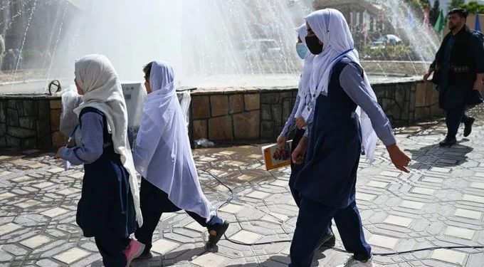 Al menos 82 niñas son envenenadas en dos colegios en el norte de Afganistán