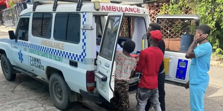 Ambulancias con mujeres embarazadas llegan a  República Dominicana procedentes de Haití