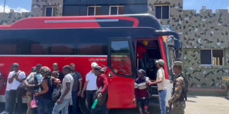 ERD detiene autobús transportaban 18 indocumentados Haitianos y un Cubano en Dajabón 