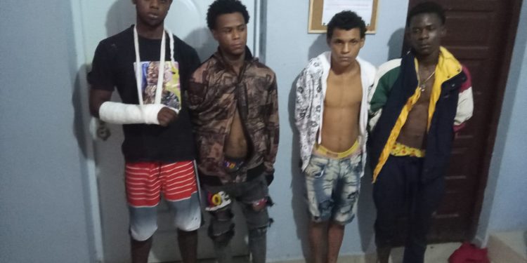 Investigan cuatro personas detenidas en allanamiento en Santiago Rodríguez