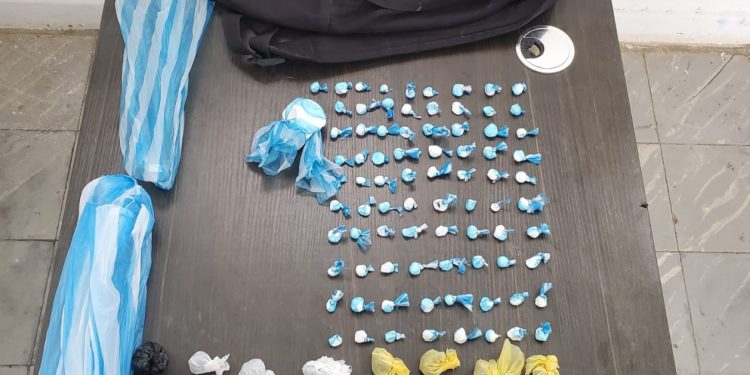 Apresan tres personas  y ocupan 113 porciones de presunta droga en Montecristi