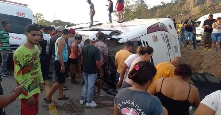 Tragedia | Al menos cinco muertos y 28 heridos en aparatoso accidente en La Vega