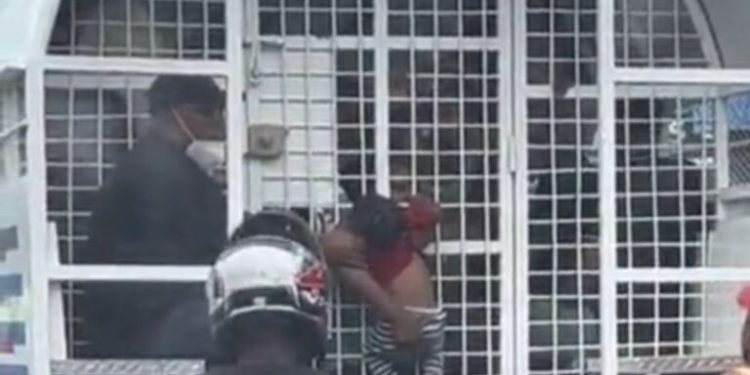 Migración dice investiga detención de haitiana con su hijo colgando de un camión de la institución