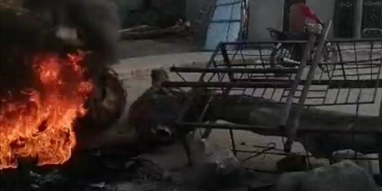 Haitianos bloquean carretera principal de ascenso a CODEVI desde Juana Méndez, por sepelio de cuatro víctimas recientemente  en ese lugar