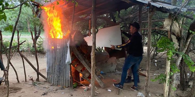 Desmantelan tres puntos de droga y ocupan presunta marihuana y crack en Línea Noroeste