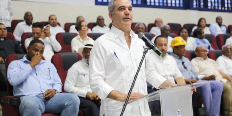 Abinader recorre La Romana y SPM; entrega reconstruido Polideportivo Eleoncio Mercedes