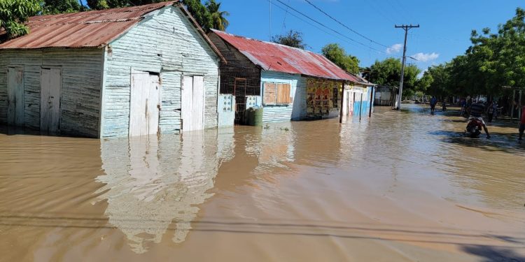 Yaque del Sur se desborda e inunda viviendas y predios cultivados en Jaquimeyes