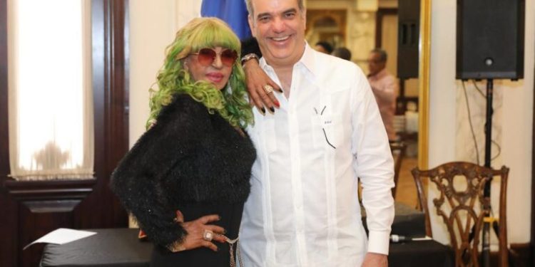 Luis Abinader distingue a 8 músicos típicos con la Medalla Presidencial al Mérito Civil