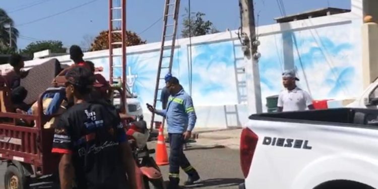 Se electrocuta empleado de EDENORTE en Villa los Almácigos