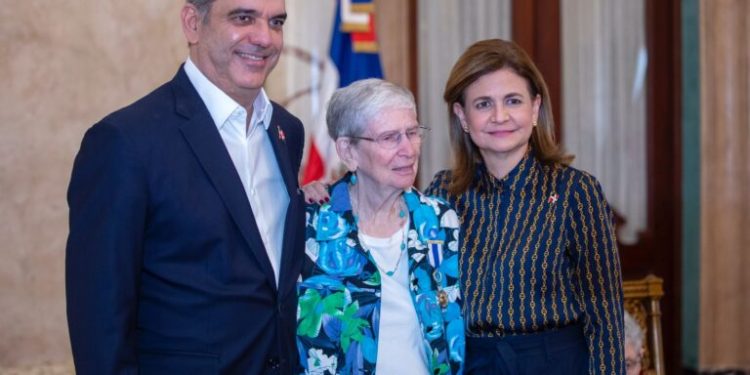 Abinader condecora misioneras canadienses con la Orden del Mérito de Duarte, Sánchez y Mella y la Orden Heráldica de Cristóbal Colón
