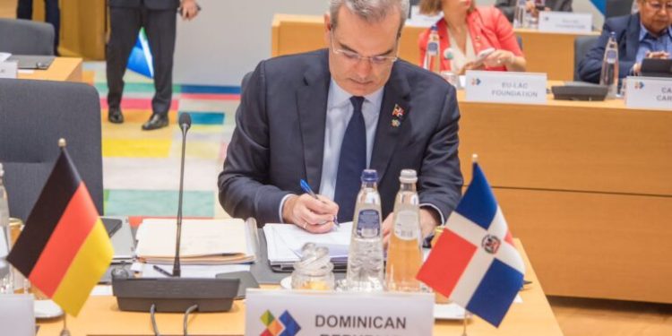 Abinader regresa esta noche al país tras participación en Cumbre Unión Europea-CELAC