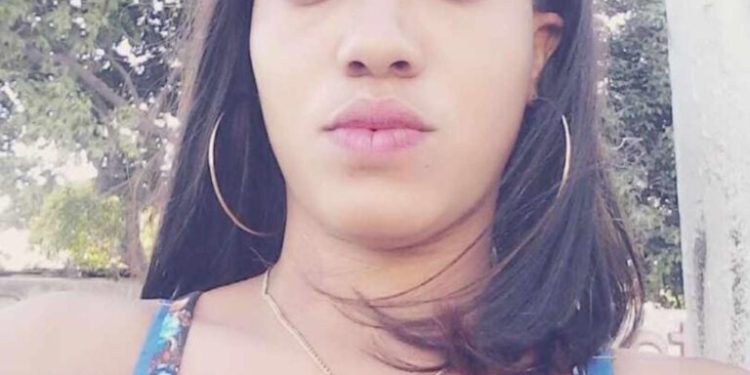 Hallan joven muerta desnuda en solar baldío en Boca Chica