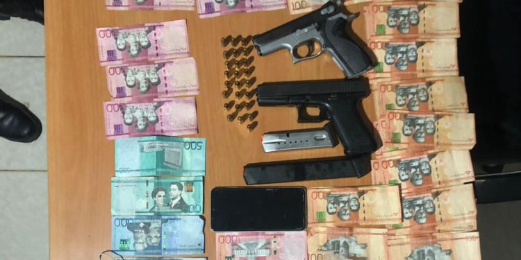 Captura al prófugo “Robert” junto a otro individuo; ocupan dos pistolas ilegales y miles de pesos