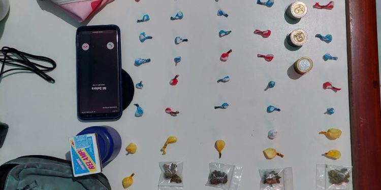 Apresan tres personas, desmantelan punto de sustancias controladas y ocupan drogas y motocicletas en Esperanza