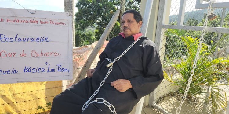 Se encadena líder comunitario para exigir obras en comunidades de Dajabón