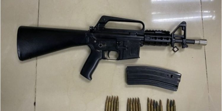 Policía ocupa fusil mostrado en redes sociales por un antisocial en La Romana
