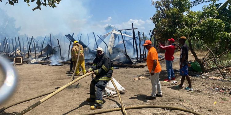 Incendio destruyó pensión en la Guajaca Montecristi