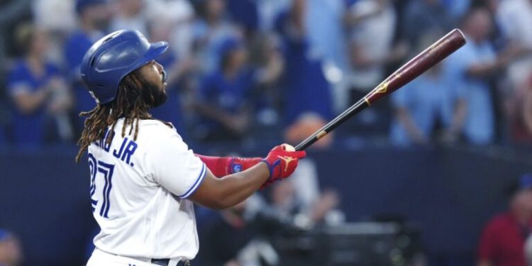 El mexicano Kirk y el dominicano Guerrero Jr. mejoran el tono de Azulejos frente a Padres