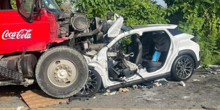 Pareja muere y su hijo menor herido en triple choque de vehículos en Higüey