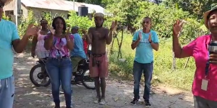 Reclamos: Protestan en demanda de acondicionamiento de calles en comunidad  los Miches Dajabón