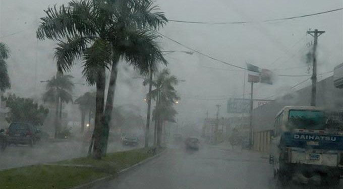 Onda tropical y vaguada provocarán lluvias este lunes en el país