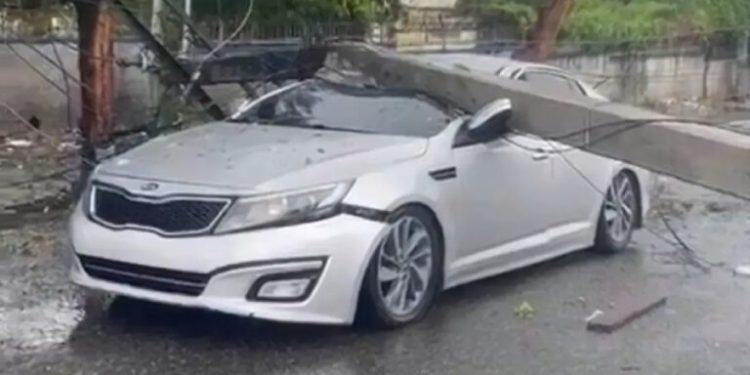 poste de luz aplasta un carro en El Almirante