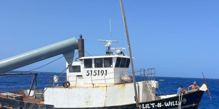 Armada Dominicana auxilia barco sufrió percance en alta mar y fue rescatado al muelle de Puerto Plata