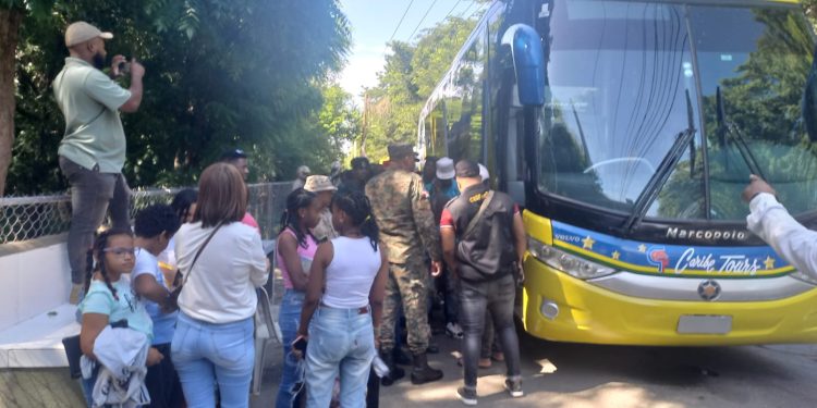 ERD ocupa guagua del transporte publico Caribe Tours con indocumentados y mercancías ilegal