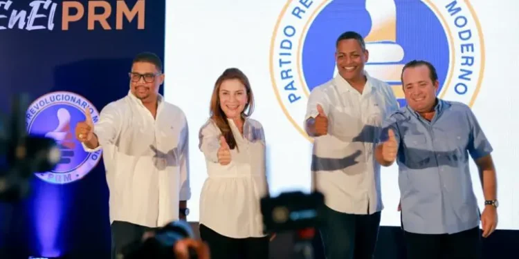 Bolívar Valera “El Boli” se juramenta en el PRM y pide respaldar a Luis Abinader