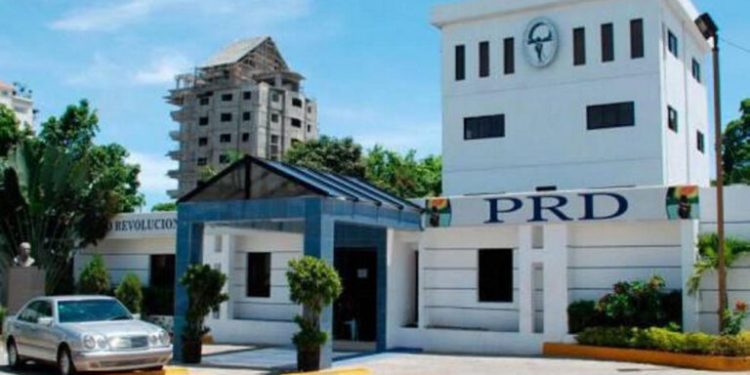 130 dirigentes renuncian del PRD por alegado “manejo vertical y autoritario de Miguel Vargas”