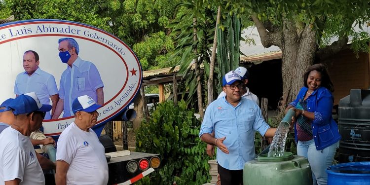 Salvador Holguín lleva agua potable a comunidades necesitadas de los municipios Dajabón y Partido 
