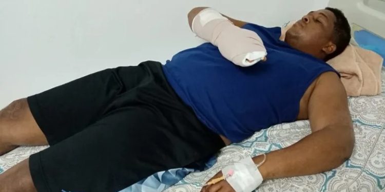 Haitianos hieren a machetazos y despojan de arma a miembro del Cesfront en Elías Piña