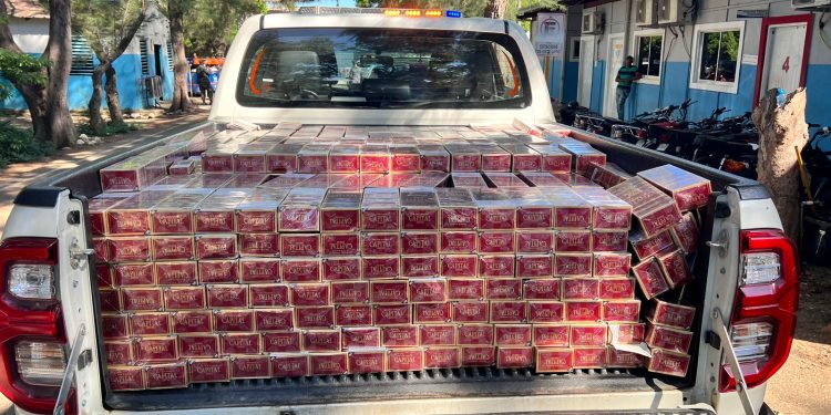 Policia Nacional apresa un hombre y una mujer por contrabando de cigarrillos en Licey Al Medio