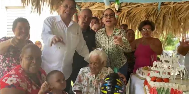Diputado de PRM celebra los 111 años de una admiradora en Santiago Rodriguez