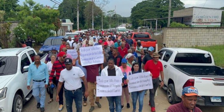 Comunitarios de Villa Riva desafían la lluvia marchando por terminación de obras