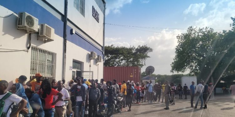 Cientos de haitianos llegan a terminal de Dajabón para ingresar a RD luego de participar de actividades patronales en su territorio