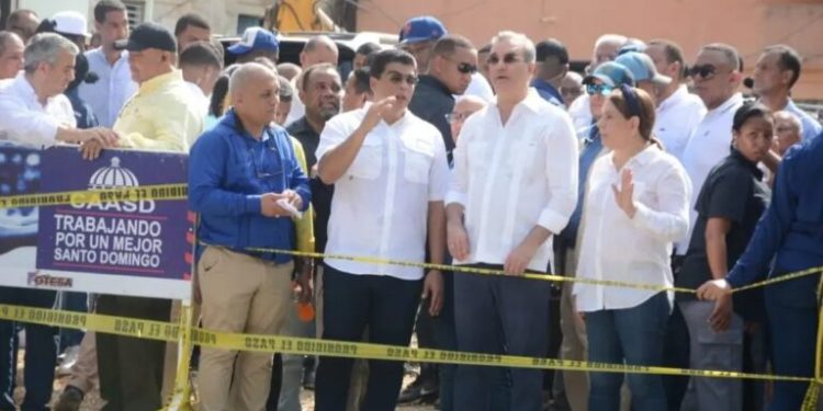 El presidente de la República, Luis Abinader, visitó este jueves la cañada de Las 800 en Los Ríos