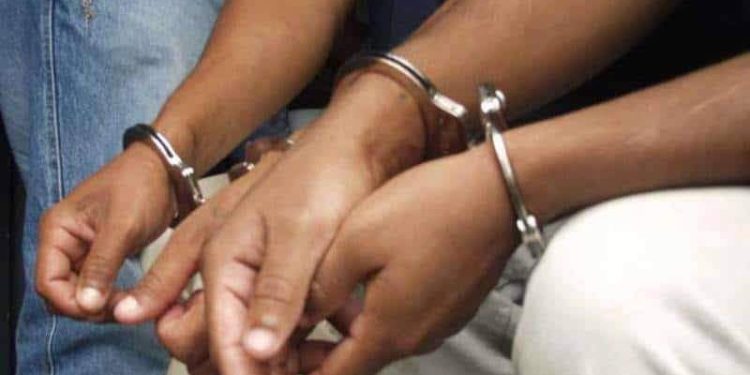 Arrestan dos hombres se hirieron a cuchilladas durante riña en plena vía pública