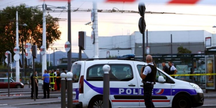 Joven irrumpe en una casa y viola una mujer con una escoba en Francia