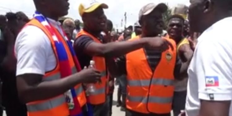 Disparos; Haitianos protesta por prohibición de ingresar motocicletas a cónchar en Dajabón 