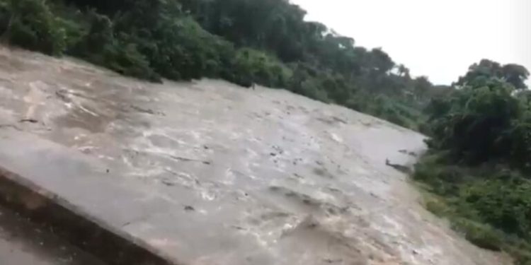 Comunidades incomunicadas por lluvias dejadas por la tormenta Franklin en el este