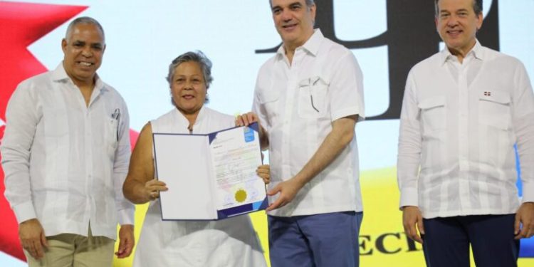 Abinader entrega más de 300 títulos de propiedad en Montecristi