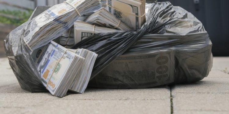 Un hombre de Connecticut afronta un proceso legal luego de encontrar dinero en la calle