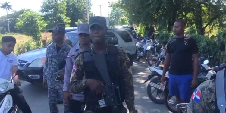 Comerciantes bloquean con vehículos entrada de CODEVI para impedir entrada de mercancias